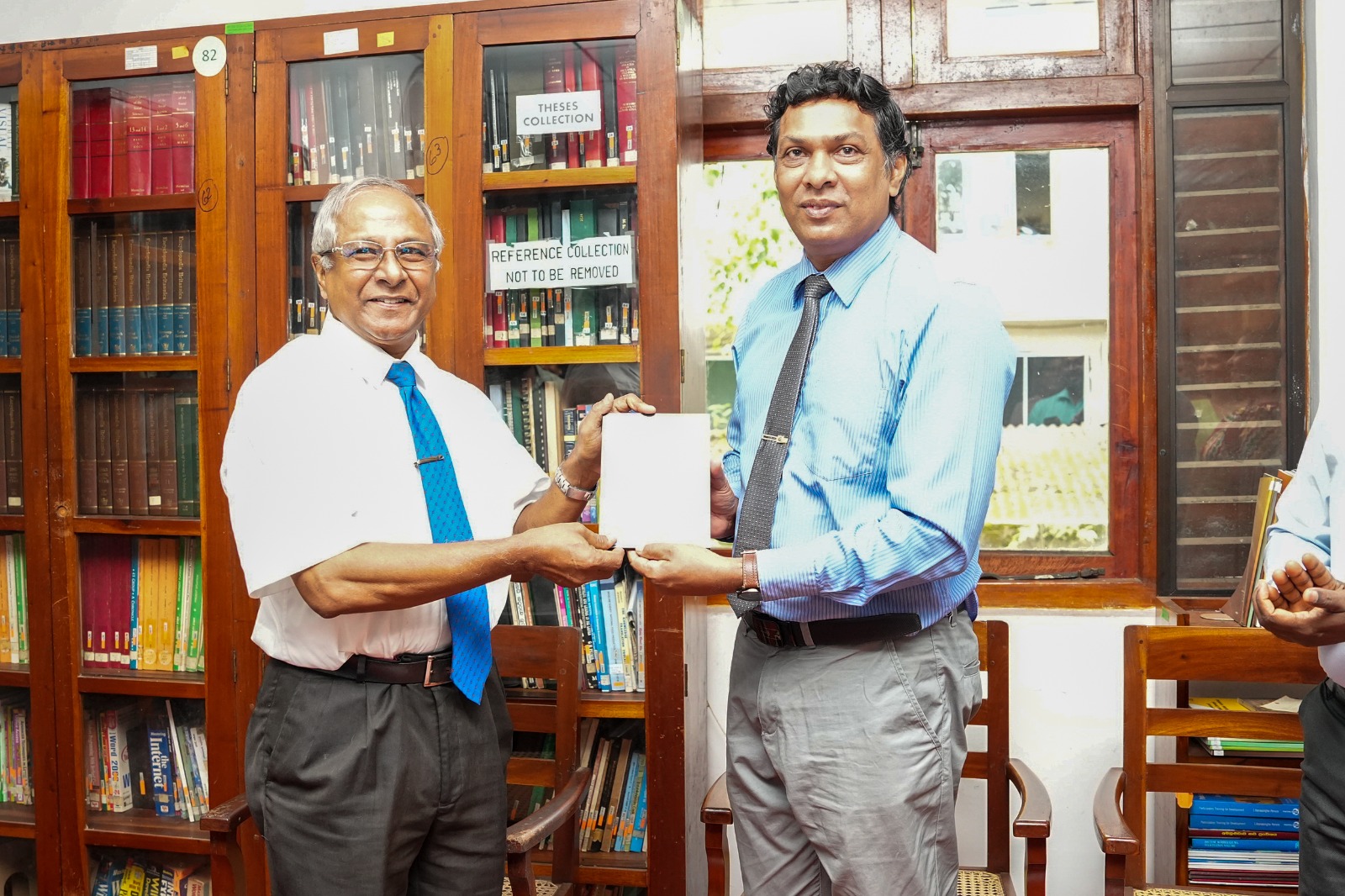 ආයතනයේ පුස්තකාලය වෙත වටිනා ග්‍රන්ථ 250 කට අධික සංඛ්‍යාවක් පරිත්‍යාග කිරීම...